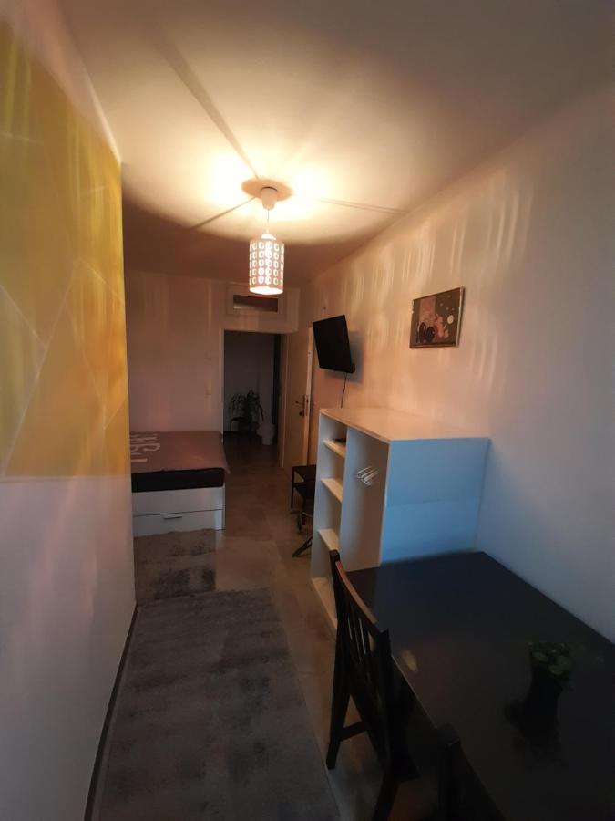Berlin - Schoenefeld Gruene Wohnung ภายนอก รูปภาพ